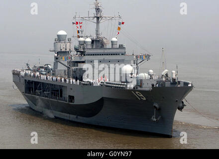 Shanghai, Chine. 6 mai, 2016. Le navire amiral 'USS Blue Ridge' de la Septième Flotte de la Marine américaine Qianlvchen approches port militaire de Shanghai, la Chine orientale, le 6 mai 2016. Le Blue Ridge est arrivé à Shanghai vendredi pour une visite de cinq jours. Crédit : Chen Fei/Xinhua/Alamy Live News Banque D'Images