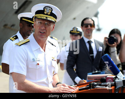 Shanghai, Chine. 6 mai, 2016. Vice-amiral. Joseph Aucoin, le commandant de la Septième Flotte de la Marine américaine, parle aux médias après le navire amiral de la flotte 'USS Blue Ridge' est arrivé à port militaire Qianlvchen à Shanghai, la Chine orientale, le 6 mai 2016. Le Blue Ridge est arrivé à Shanghai vendredi pour une visite de cinq jours. Crédit : Chen Fei/Xinhua/Alamy Live News Banque D'Images