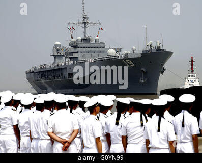 Shanghai, Chine. 6 mai, 2016. Le navire amiral 'USS Blue Ridge' de la Septième Flotte de la Marine américaine Qianlvchen approches port militaire de Shanghai, la Chine orientale, le 6 mai 2016. Le Blue Ridge est arrivé à Shanghai vendredi pour une visite de cinq jours. Crédit : Chen Fei/Xinhua/Alamy Live News Banque D'Images