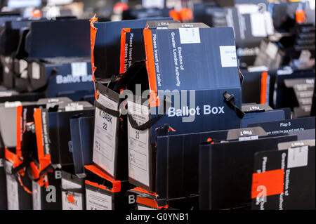 Londres, Royaume-Uni. 6 mai 2016. Urnes en attente de collecte. Votes pour la mairie de Londres et les membres de l'Assemblée de Londres sont assemblées et compté à Olympia de Kensington, l'une des trois maisons de comptage officiel. Crédit : Stephen Chung / Alamy Live News Banque D'Images