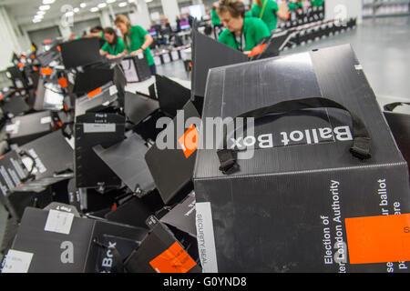 Londres, Royaume-Uni. 6 mai, 2016. Urnes en carton s'afyter d'être vidée des bulletins - les comptes pour le Maire de Londres et les membres de l'Assemblée est assurée par un mélange de machines ou d'autres personnes à l'Olympia à Londres. Les machines sont gérées par les Drs, données et recherche Services plc. Crédit : Guy Bell/Alamy Live News Banque D'Images