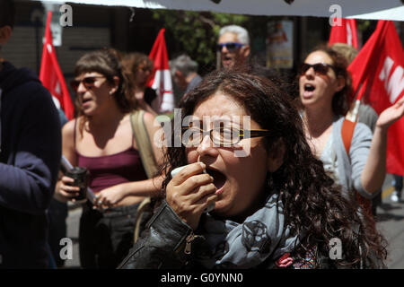 Athènes, Grèce. 6 mai, 2016. Un manifestant des slogans chants lors d'une manifestation à Athènes, Grèce, le 6 mai 2016. La Grèce les syndicats ont organisé une grève générale pour protester contre les plans du gouvernement controversé de réviser les pensions et augmenter les impôts pour répondre à la demande de son sauvetage des créanciers. Credit : Marios Lolos/Xinhua/Alamy Live News Banque D'Images