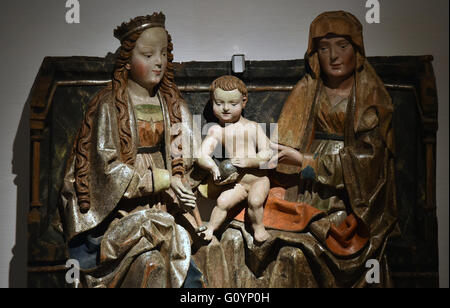 La sculpture en bois 'Vierge à l'Enfant avec sainte Anne" (1er quart du 16e siècle) de la Musée Régional de Teplice est visible dans la nouvelle exposition temporaire de la Collection d'Art de Chemnitz dans le Schlossbergmuseum à Chemnitz, Allemagne, 06 mai 2016. L'exposition 'axony bohême et comme le reflète dans l'art autour de 1500" a été créé en collaboration avec la Galerie Nationale à Prague. Œuvres de valeur à partir de la République tchèque, sculptures, livres, et objets rituels montrent que, malgré l'existence de la frontière à travers les monts Métallifères depuis le milieu du 15e siècle, l'espace de Saxon Banque D'Images