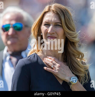 Hambourg, Allemagne. 06 mai, 2016. Ancien joueur de tennis Steffi Graf visites le parcours au dressage et Saut d'Allemand Derby en Klein Flottbek à Hambourg, Allemagne, 06 mai 2016. Photo : Lukas SCHULZE/dpa/Alamy Live News Banque D'Images