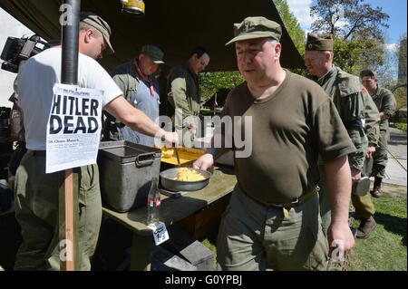 Pilsen, République tchèque. 06 mai, 2016. Les quatre jours de liberté Fest, un événement annuel en commémoration de la libération de Plzen par l'armée américaine en 1945, se poursuit dans le centre de la ville de Pilsen, République tchèque, aujourd'hui 6 mai, 2016. La mairie a organisé les célébrations comme un hommage rendu aux anciens combattants qui ont libéré Plzen, le centre de la Bohême de l'ouest, il y a 71 ans. Crédit : Pavel Nemecek/CTK Photo/Alamy Live News Banque D'Images