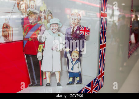 Wimbledon London,UK. Le 6 mai. Découpes en carton de la famille royale dans un grand magasin dans la région de Wimbledon pour célébrer le 90e anniversaire de Queens Crédit : amer ghazzal/Alamy Live News Banque D'Images