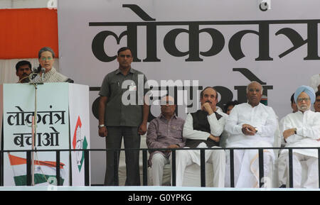 New Delhi, Inde. 6 mai, 2016. Président de l'Indian National Congress Party Sonia Gandhi (L'avant), traite d'une décision de l'assemblée contre Bharatiya Janata (BJP) Gouvernement de New Delhi, capitale de l'Inde, le 6 mai 2016. Des milliers de partisans du parti de l'opposition ont participé à un rallye de la démocratie 'Enregistrer' accusant le Gouvernement BJP pour de fausses accusations contre la corruption des dirigeants du Congrès, renversant les gouvernements élus et de museler la voix de l'opposition. Credit : Stringer/Xinhua/Alamy Live News Banque D'Images