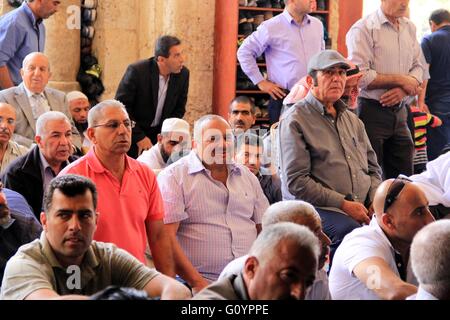 Jérusalem, Jérusalem, territoire palestinien. 6 mai, 2016. Fidèles musulmans palestiniens assistent à la prière du vendredi à l'intérieur de la mosquée al-Aqsa, troisième lieu saint de l'Islam, dans la vieille ville de Jérusalem le Mai 06, 2016 Credit : Mahfouz Abu Turk/APA/Images/fil ZUMA Alamy Live News Banque D'Images