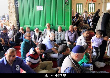 Jérusalem, Jérusalem, territoire palestinien. 6 mai, 2016. Fidèles musulmans palestiniens assistent à la prière du vendredi à l'intérieur de la mosquée al-Aqsa, troisième lieu saint de l'Islam, dans la vieille ville de Jérusalem le Mai 06, 2016 Credit : Mahfouz Abu Turk/APA/Images/fil ZUMA Alamy Live News Banque D'Images