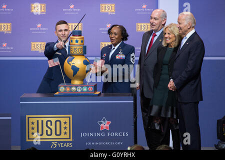 Washington DC, USA. 5 mai, 2016. U.S Air Force les membres de couper un gâteau célébrant le 75e anniversaire de l'USO et le 5e anniversaire de collaboration en tant que Vice-président Joe Biden et le Dr. Jill Biden lors d'Joint Base Andrews Le 5 mai 2016 à Washington, D.C., unir nos forces est une initiative visant à aider les militaires, les anciens combattants et leurs familles fondée par Dr. Jill Biden et la Première Dame Michelle Obama. Credit : Planetpix/Alamy Live News Banque D'Images