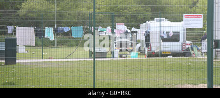 Gosport, Hampshire, Royaume-Uni. 6 mai, 2016. Plus de 30 voyageurs ont pris plus d'un grand morceau de vert à l'arrière du complexe de loisirs dc façon forestière, de Gosport. Le grand groupe déplacé par la conduite sur chemin piétonnier à proximité d'un parc de jeux pour enfants. Le groupe a commencé à arriver avec un ou deux van maintenant le vert est plein de caravanes,camions,tarmac van transit de l'installation d'énergie et d'wagaons. Un lave-ligne a été érigé près de la part de cinq terrains de football. Le personnel du complexe de loisirs semblent avoir fermé les yeux. Credit : uknip/Alamy Live News Banque D'Images