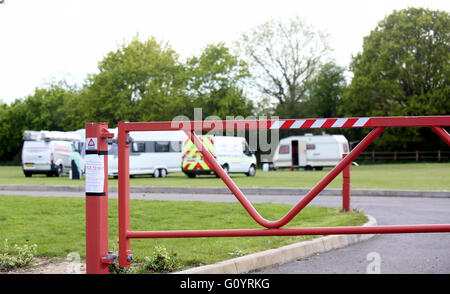 Gosport, Hampshire, Royaume-Uni. 6 mai, 2016. Plus de 30 voyageurs ont pris plus d'un grand morceau de vert à l'arrière du complexe de loisirs dc façon forestière, de Gosport. Le grand groupe déplacé par la conduite sur chemin piétonnier à proximité d'un parc de jeux pour enfants. Le groupe a commencé à arriver avec un ou deux van maintenant le vert est plein de caravanes,camions,tarmac van transit de l'installation d'énergie et d'wagaons. Un lave-ligne a été érigé près de la part de cinq terrains de football. Le personnel du complexe de loisirs semblent avoir fermé les yeux. Credit : uknip/Alamy Live News Banque D'Images