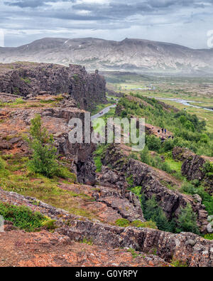 Sud-ouest de l'Islande, Islande. 4 Août, 2015. Almannagja célèbre canyon dans le Parc National de Thingvellir (Site du patrimoine mondial de l'UNESCO), est une vallée du rift marquant la crête de la dorsale médio-atlantique entre les plaques eurasienne et nord-américaine, une représentation visuelle de la dérive formé entre deux plaques tectoniques. C'est l'une des attractions touristiques les plus visitées en Islande où le tourisme est devenu un secteur en pleine croissance de l'économie. © Arnold Drapkin/ZUMA/Alamy Fil Live News Banque D'Images