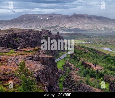 Sud-ouest de l'Islande, Islande. 4 Août, 2015. Almannagja célèbre canyon dans le Parc National de Thingvellir (Site du patrimoine mondial de l'UNESCO), est une vallée du rift marquant la crête de la dorsale médio-atlantique entre les plaques eurasienne et nord-américaine, une représentation visuelle de la dérive formé entre deux plaques tectoniques. C'est l'une des attractions touristiques les plus visitées en Islande où le tourisme est devenu un secteur en pleine croissance de l'économie. © Arnold Drapkin/ZUMA/Alamy Fil Live News Banque D'Images