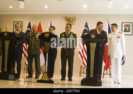 7 mai 2016 - Yogyakarta, Indonésie - De gauche à droite, le Ministre des affaires étrangères de la Malaisie Anifah Aman, homologue malaisien le général Zulkifeli Mohd. Zin, Ministre indonésien des affaires étrangères Retno Marsudi, le général en chef des Forces armées indonésiennes, Nurmantyo Gatot homologue philippin Jose Rene Almendras, l'arrière de la marine philippine Adm. C. César Taccad a fait un communiqué de presse aux journalistes peu à leur réunion trilatérale sur les questions de sûreté maritime dans le palais présidentiel à Yogyakarta, Indonésie, jeudi 5 mai, 2016. Le rassemblement s'est tenu à la suite de l'enlèvement de Indones Banque D'Images