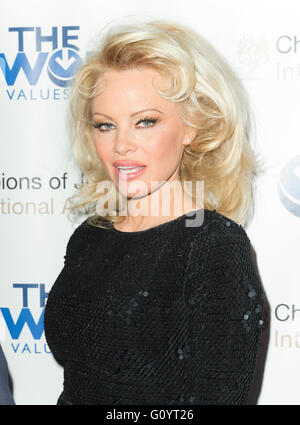 New York, USA. 5 mai, 2016. Pamela Anderson assiste à la 4e remise annuelle des prix des champions de valeurs juives international awards gala au Marriott Marquis Times Square © lev radin/Alamy Live News Banque D'Images