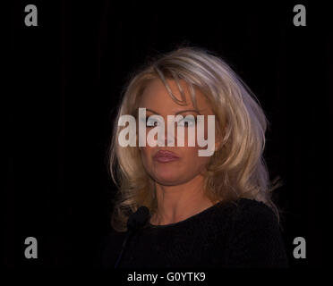 New York, USA. 5 mai, 2016. Pamela Anderson assiste à la 4e remise annuelle des prix des champions de valeurs juives international awards gala au Marriott Marquis Times Square © lev radin/Alamy Live News Banque D'Images