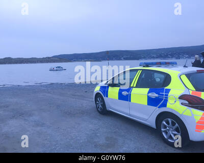 Ynyslas beach, près de l'estuaire, Dyfi Aberystwyth au Pays de Galles, Royaume-Uni Le vendredi 06 mai 2016 Le week-end commence mal pour un automobiliste quand leur voiture est englouti par la marée montante à Ynyslas beach , dans l'ouest du pays de Galles Ceredigion. Le conducteur et son compagnon avaient été marcher dans les dunes de sable et est retourné à sa voiture, trop tard pour l'empêcher d'être submergé par la hausse rapide du très haute marée Crédit photo : Keith Morris / Alamy Live News Banque D'Images