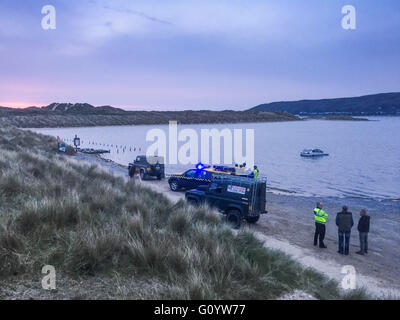 Ynyslas beach, près de l'estuaire, Dyfi Aberystwyth au Pays de Galles, Royaume-Uni Le vendredi 06 mai 2016 Le week-end commence mal pour un automobiliste quand leur voiture est englouti par la marée montante à Ynyslas beach , dans l'ouest du pays de Galles Ceredigion. Stand des services d'urgence et l'évaluation de la situation par le conducteur et son compagnon avaient été marcher dans les dunes de sable et est retourné à sa voiture, trop tard pour l'empêcher d'être submergé par la hausse rapide du très haute marée Crédit photo : Keith Morris / Alamy Live News Banque D'Images