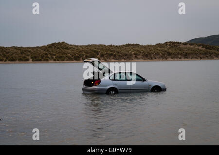 Ynyslas beach, près de l'estuaire, Dyfi Aberystwyth au Pays de Galles, Royaume-Uni Le vendredi 06 mai 2016 Le week-end commence mal pour un automobiliste quand leur voiture est englouti par la marée montante à Ynyslas beach , dans l'ouest du pays de Galles Ceredigion. Le conducteur et son compagnon avaient été marcher dans les dunes de sable et est retourné à sa voiture, trop tard pour l'empêcher d'être submergé par la hausse rapide du très haute marée Crédit photo : Keith Morris / Alamy Live News Banque D'Images