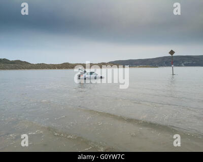 Ynyslas beach, près de l'estuaire, Dyfi Aberystwyth au Pays de Galles, Royaume-Uni Le vendredi 06 mai 2016 Le week-end commence mal pour un automobiliste quand leur voiture est englouti par la marée montante à Ynyslas beach , dans l'ouest du pays de Galles Ceredigion. Le conducteur et son compagnon avaient été marcher dans les dunes de sable et est retourné à sa voiture, trop tard pour l'empêcher d'être submergé par la hausse rapide du très haute marée Crédit photo : Keith Morris / Alamy Live News Banque D'Images