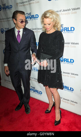 New York, NY USA - Mai 5, 2016 : Brandon Thomas Lee et Pamela Anderson assiste à la 4e remise annuelle des prix des champions de valeurs juives international awards gala au Marriott Marquis Times Square Banque D'Images