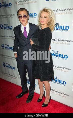 New York, NY USA - Mai 5, 2016 : Brandon Thomas Lee et Pamela Anderson assiste à la 4e remise annuelle des prix des champions de valeurs juives international awards gala au Marriott Marquis Times Square Banque D'Images