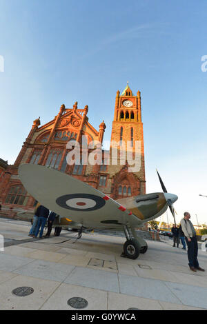 Londonderry, en Irlande du Nord. 6 mai, 2016. Spitfire réplique sur l'affichage. Une réplique d'un Spitfire au Cœur du Guildhall Square. L'affichage fait partie d'un week-end d'événements marquant le 71e anniversaire de la remise à bateau U Port Lisahally à Londonderry. Crédit : George Sweeney / Alamy Live News Banque D'Images