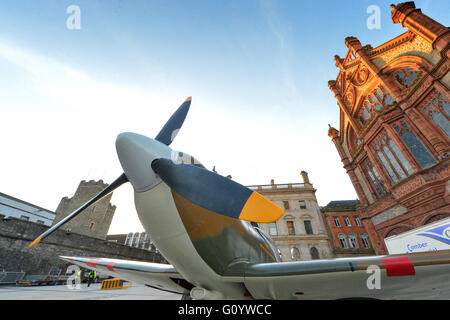 Londonderry, en Irlande du Nord. 6 mai, 2016. Spitfire réplique sur l'affichage. Une réplique d'un Spitfire au Cœur du Guildhall Square. L'affichage fait partie d'un week-end d'événements marquant le 71e anniversaire de la remise à bateau U Port Lisahally à Londonderry. Crédit : George Sweeney / Alamy Live News Banque D'Images