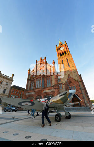 Londonderry, en Irlande du Nord. 6 mai, 2016. Spitfire réplique sur l'affichage. Une réplique d'un Spitfire au Cœur du Guildhall Square. L'affichage fait partie d'un week-end d'événements marquant le 71e anniversaire de la remise à bateau U Port Lisahally à Londonderry. Crédit : George Sweeney / Alamy Live News Banque D'Images