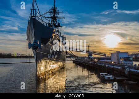 Coucher de soleil sur l'écran Barry Navire amarré au Washington Navy Yard Banque D'Images