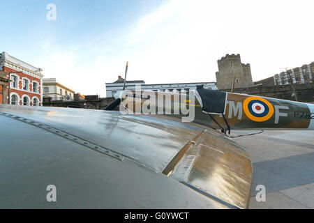 Londonderry, en Irlande du Nord. 6 mai, 2016. Spitfire réplique sur l'affichage. Une réplique d'un Spitfire au Cœur du Guildhall Square. L'affichage fait partie d'un week-end d'événements marquant le 71e anniversaire de la remise à bateau U Port Lisahally à Londonderry. Crédit : George Sweeney / Alamy Live News Banque D'Images