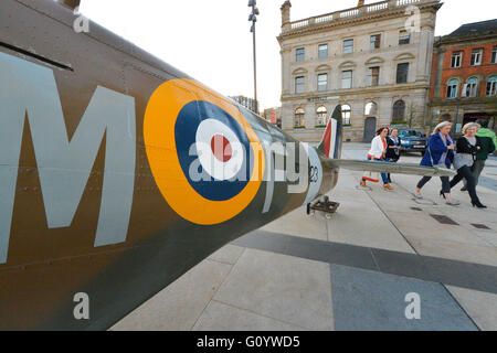 Londonderry, en Irlande du Nord. 6 mai, 2016. Spitfire réplique sur l'affichage. Une réplique d'un Spitfire au Cœur du Guildhall Square. L'affichage fait partie d'un week-end d'événements marquant le 71e anniversaire de la remise à bateau U Port Lisahally à Londonderry. Crédit : George Sweeney / Alamy Live News Banque D'Images