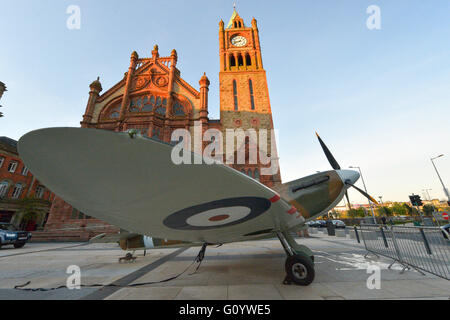 Londonderry, en Irlande du Nord. 6 mai, 2016. Spitfire réplique sur l'affichage. Une réplique d'un Spitfire au Cœur du Guildhall Square. L'affichage fait partie d'un week-end d'événements marquant le 71e anniversaire de la remise à bateau U Port Lisahally à Londonderry. Crédit : George Sweeney / Alamy Live News Banque D'Images