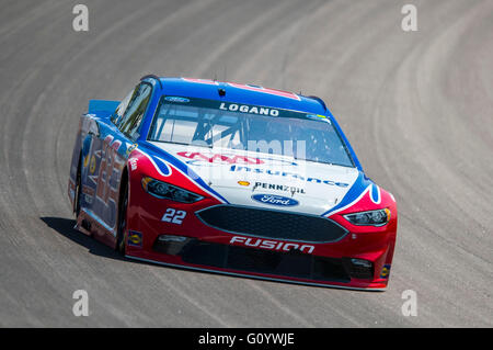 Kansas City, KS, États-Unis d'Amérique. 14Th Mar, 2015. Kansas City, KS - Mai 06, 2016 : Joey Logano, conducteur de la # 22, au cours de la Ford AAA GoBowling 400 week-end au Kansas Speedway de Kansas City, KS. © csm/Alamy Live News Banque D'Images