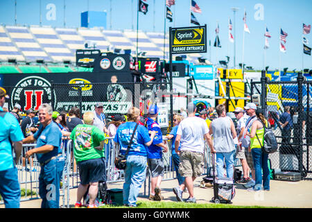 Kansas City, KS, États-Unis d'Amérique. 14Th Mar, 2015. Kansas City, KS - Mai 06, 2016 : en attente des fans manuscrit Alley pendant l'GoBowling 400 week-end au Kansas Speedway de Kansas City, KS. © csm/Alamy Live News Banque D'Images