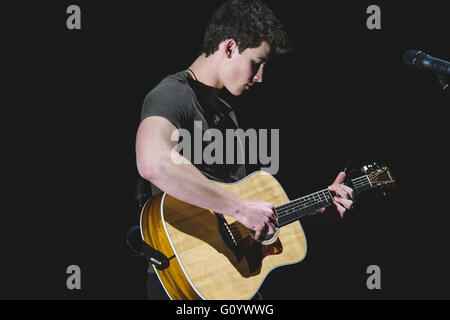 Londres, Royaume-Uni. 6 mai, 2016. Auteur-compositeur-interprète canadien et le modèle. Shawn Mendes, effectue à une foule à l'Hammersmith Apollo, London, UK, sur sa tournée mondiale 2016 : Crédit Myles Wright/ZUMA/Alamy Fil Live News Banque D'Images