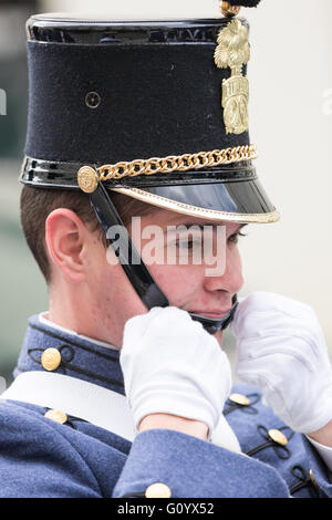 Les cadets supérieurs diplômés dans des tenues de se préparer à l'uniforme gris long rassemblement de fin de ligne au collège militaire de la Citadelle, le 6 mai 2016 à Charleston, SC. La longue ligne grise a été effectuée à la Citadelle depuis 1842 et honore les aînés diplômés. Banque D'Images