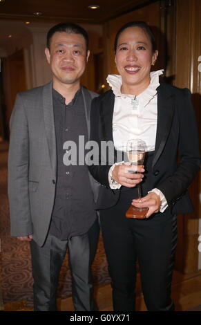 London, England, UK : 6 mai 2016 : Dr. Bernice Pan et sa robe cutter assister à la déployer demi-couture Printemps-eté Défilé dernières épouses & Style Événement à Strand, London. Crédit photo : Voir Li/Alamy Live News Banque D'Images