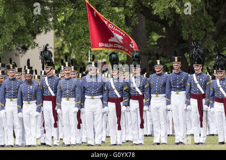 Les cadets supérieurs diplômés durant la longue ligne grise rassemblement de fin à la Citadelle, Collège militaire le 6 mai 2016 à Charleston, SC. La longue ligne grise a été effectuée à la Citadelle depuis 1842 et honore les aînés diplômés. Banque D'Images