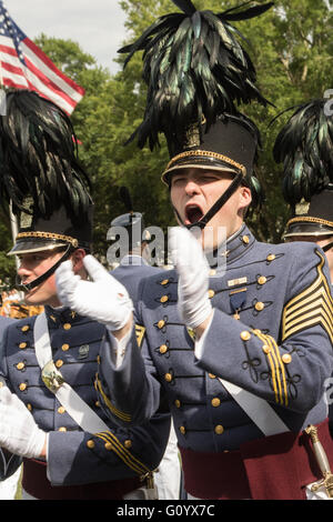 Les cadets supérieurs diplômés célébrer à l'issue de la longue ligne grise rassemblement de fin à la Citadelle, Collège militaire le 6 mai 2016 à Charleston, SC. La longue ligne grise a été effectuée à la Citadelle depuis 1842 et honore les aînés diplômés. Banque D'Images