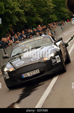 Bucarest, Roumanie - 6 mai 2016 : la Norvège l'équipe Aston Martin, la première voiture de descendre boulevard Unirii à la fin du 18ème rallye Gumball 3000 cette année, de Dublin à Bucarest. Crédit : MacKenzie Douglas/Alamy Live News Banque D'Images