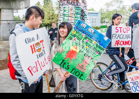 Earth Day Parade de Vancouver, créé par des jeunes pour la justice climatique maintenant, Vancouver, British Columbia, Canada, Banque D'Images