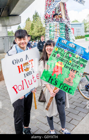 Earth Day Parade de Vancouver, créé par des jeunes pour la justice climatique maintenant, Vancouver, British Columbia, Canada, Banque D'Images