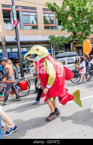 Earth Day Parade de Vancouver, créé par des jeunes pour la justice climatique maintenant, Vancouver, British Columbia, Canada, Banque D'Images