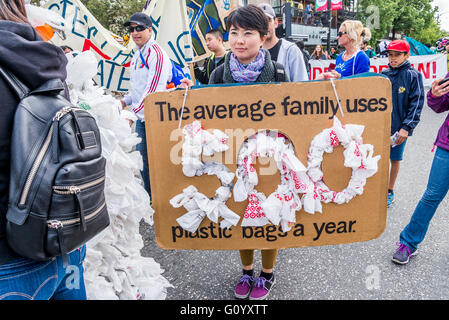 Earth Day Parade de Vancouver, créé par des jeunes pour la justice climatique maintenant, Vancouver, British Columbia, Canada, Banque D'Images