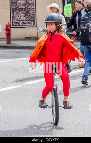 Earth Day Parade de Vancouver, créé par des jeunes pour la justice climatique maintenant, Vancouver, British Columbia, Canada, Banque D'Images