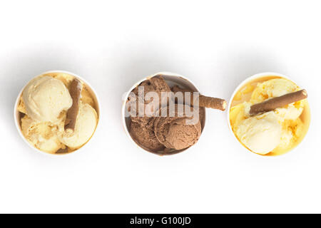 A trois différentes sortes de glaces faites maison dans les tasses de papier de voir la vue de dessus Banque D'Images