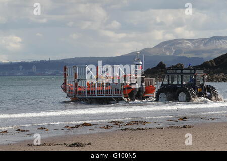 Sauvetage Kinghorn étant lancés dans l'estuaire de la Forth Fife Ecosse Avril 2016 Banque D'Images