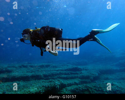 La plongée dans la zone de passage, Formentera, Îles Baléares, Mer Méditerranée, l'Espagne. L'ARC offre une riche, récréative du paysage marin. C'est un site de plongée idéal pour parfaire vos techniques de plongée ou tout simplement pour profiter d'un agréable plongée. Plongée à l'arche est parfait pour pratiquer votre technique de plongée plongée parce que peut avoir lieu à tous les niveaux : de 3 à 15 mètres, avec un gradient de profondeur progressive. L'Arche est également l'un des meilleurs sites de plongée à Formentera pour plongées d'initiation, car il offre une fascinante plongée à faible profondeur. Banque D'Images